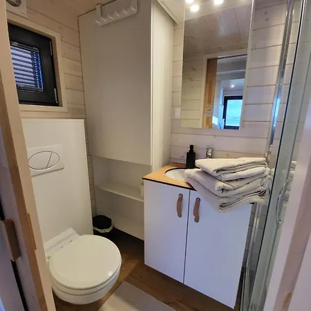 Tiny Seaside - Skarrev بيت للعطل *